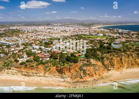 Plage de Canavial. Falaises de la côte dorée sud portugaise. Vue aérienne sur la ville de Lagos en Algarve, Portugal. Banque D'Images