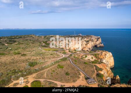 Ponta da Piedade et Canavial Beach. Falaises de la côte dorée sud portugaise. Vue aérienne sur la ville de Lagos en Algarve, Portugal. Banque D'Images