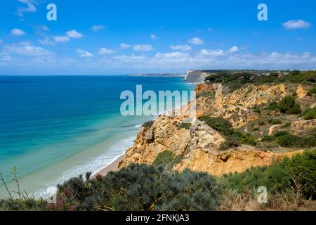 Plage de Canavial à Lagos, Algarve - Portugal. Falaises de la côte dorée sud portugaise. Vue aérienne avec jour ensoleillé. Banque D'Images