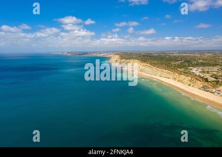 Plage de Canavial. Falaises de la côte dorée sud portugaise. Vue aérienne sur la ville de Lagos en Algarve, Portugal. Banque D'Images