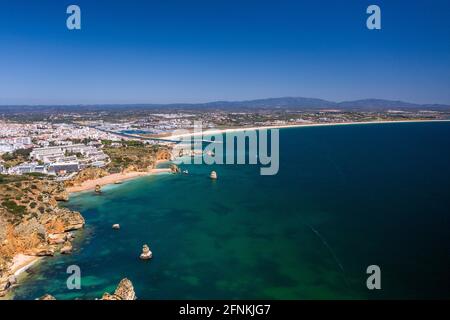 'Ponta da Piedade' - falaises de la côte dorée du sud du Portugal. Vue aérienne sur la ville de Lagos en Algarve, Portugal. Plage Meia praia en arrière-plan. Banque D'Images