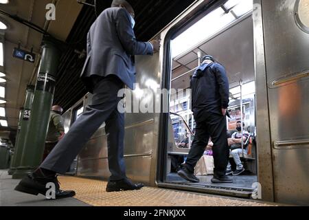 New York, États-Unis. 17 mai 2021. Les navetteurs embarquent à bord d'un métro à la station Columbus Circle alors que le MTA reprend le service 24 heures sur 24 pour le métro de la ville, qui a été fermé de 2 h 00 à 4 h 00 pour nettoyage en raison de la pandémie de COVID-19, New York, NY, le 17 mai 2021. Le MTA continuera de nettoyer les voitures de métro et de maintenir le port obligatoire du masque. (Photo par Anthony Behar/Sipa USA) crédit: SIPA USA/Alay Live News Banque D'Images