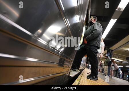 New York, États-Unis. 17 mai 2021. Un train de banlieue monte à bord d'un métro à la station Columbus Circle alors que le MTA reprend le service 24 heures sur 24 pour le système de métro de la ville, qui a été fermé de 2 h 00 à 4 h 00 pour nettoyage en raison de la pandémie COVID-19, New York, NY, le 17 mai 2021. Le MTA continuera de nettoyer les voitures de métro et de maintenir le port obligatoire du masque. (Photo par Anthony Behar/Sipa USA) crédit: SIPA USA/Alay Live News Banque D'Images