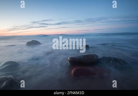 Magnifique coucher de soleil sur la mer baltique avec une longue demeure Banque D'Images