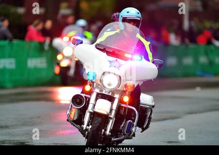 Chicago, Illinois, États-Unis. Un policier sur une moto de sécurité de travail en avance des coureurs d'élite au Marathon de Chicago. Banque D'Images