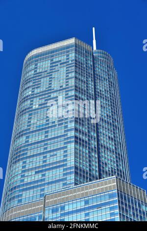 Chicago, Illinois, États-Unis. Trump Tower isolé au soleil du matin. La Trump Tower est le deuxième plus grand bâtiment de Chicago. Banque D'Images