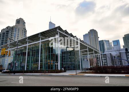 Chicago, Illinois, États-Unis. Un nouveau style émergent pour les restaurants McDonald's est évident dans la structure qui a remplacé un McDonald's Rock N Roll 2005. Banque D'Images