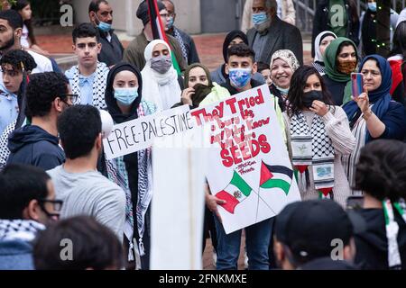 Dayton, États-Unis. 17 mai 2021. Les manifestants de la Palestine libre se réunissent devant l'ancien palais de justice de Dayton pour protester contre l'occupation israélienne de la Palestine. Les manifestants se rencontrent sur la place du palais de justice à Dayton, Ohio, pour se rassembler et se manifester contre la frappe aérienne israélienne à Gaza et contre l'occupation de la Palestine. Selon le ministère de la Santé du Hamas, le nombre total de décès s'élève à environ 200, dont 59 enfants et 35 femmes, dont au moins 1,305 blessés. (Photo de Stephen Zenner/SOPA Images/Sipa USA) crédit: SIPA USA/Alay Live News Banque D'Images