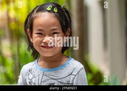 Portrait petite fille mignonne dans un jardin Banque D'Images