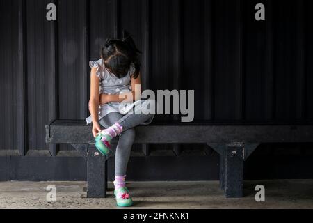 Portrait de triste fille asiatique, tête vers le bas. Banque D'Images