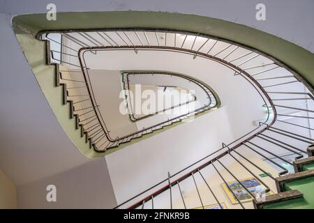 Vue sur l'escalier en colimaçon depuis le sol, vue sur l'architecture. Banque D'Images