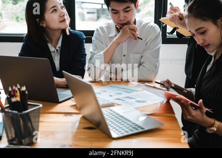 Travail d'équipe de partenaires concept d'intégration. Groupe d'affaires en vêtements décontractés élégant discuter dans le bureau de création Banque D'Images