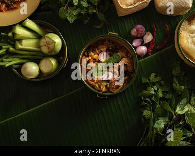 Vue de dessus de la cuisine traditionnelle thaïlandaise, salade de porc hachée épicée (Larb Moo) servie avec des légumes Banque D'Images