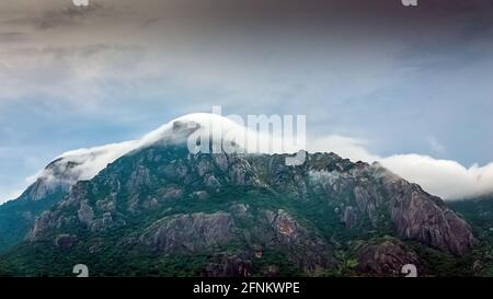 Merveilleux climat de mousson avec des nuages blancs de Misty fond de montagne. TAADAHAI MALAI à Thittuvilai près de NAGERCOIL, DISTRICT DE KANYAKUMARI, Tamil Nadu. Banque D'Images