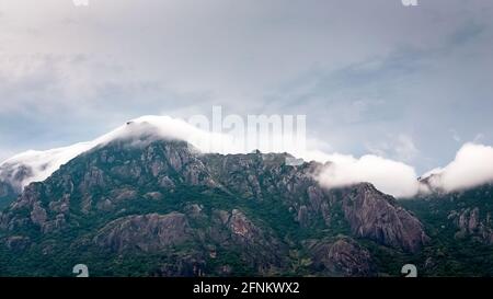 Merveilleux climat de mousson avec des nuages blancs de Misty fond de montagne. TAADAHAI MALAI à Thittuvilai près de NAGERCOIL, DISTRICT DE KANYAKUMARI, Tamil Nadu. Banque D'Images