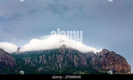 Merveilleux climat de mousson avec des nuages blancs de Misty fond de montagne. TAADAHAI MALAI à Thittuvilai près de NAGERCOIL, DISTRICT DE KANYAKUMARI, Tamil Nadu. Banque D'Images