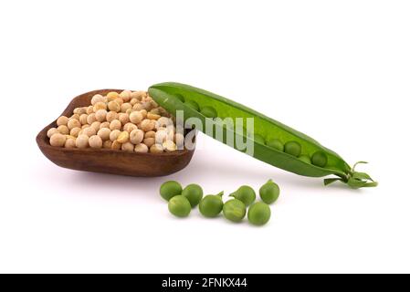 Pois entiers séchés et pois verts de récolte frais, pois frais ou secs concept sur fond blanc Banque D'Images