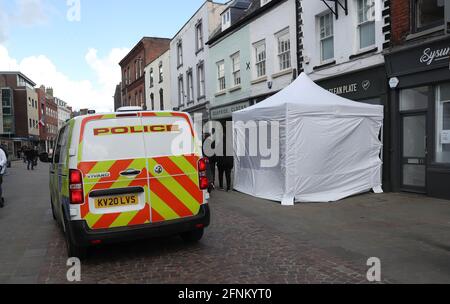 Photo du dossier datée du 11/05/21 d'une tente de police à l'extérieur du café Clean plate, rue Southgate, Gloucester. Date de publication : le mardi 18 mai 2021. Banque D'Images