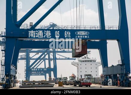 Nantong, Chine. 17 mai 2021. Le débit de conteneurs du port de Nantong est de 632,000 TEUs de janvier à avril à Nantong, Jiangsu, Chine le 17 mai 2021.(photo de TPG/cnspatos) crédit: TopPhoto/Alay Live News Banque D'Images