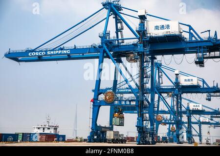 Nantong, Chine. 17 mai 2021. Le débit de conteneurs du port de Nantong est de 632,000 TEUs de janvier à avril à Nantong, Jiangsu, Chine le 17 mai 2021.(photo de TPG/cnspatos) crédit: TopPhoto/Alay Live News Banque D'Images