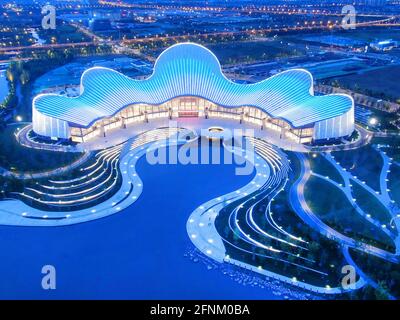 Nantong, Chine. 17 mai 2021. Le Nantong Grand Theatre sera mis en service demain soir à Nantong, Jiangsu, Chine, le 18 mai 2021.(photo de TPG/cnschotos) Credit: TopPhoto/Alay Live News Banque D'Images