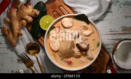Vue de dessus de Tom Kha Gai, soupe de lait de coco avec poulet, cuisine traditionnelle thaïlandaise avec ingrédients Banque D'Images