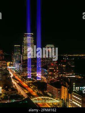 2004 HISTORIQUE SEPTEMBRE 11 WORLD TRADE CENTER TWIN TOWERS LIGHT MEMORIAL DOWNTOWN MANHATTAN NEW YORK CITY USA Banque D'Images
