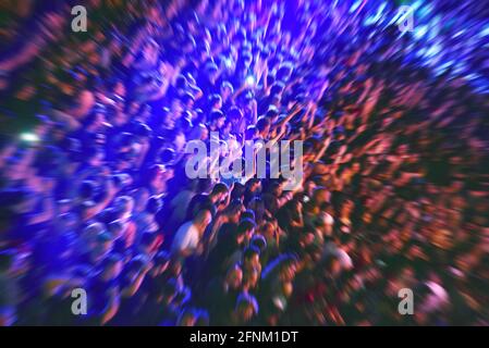 En effet Zoom sur une foule floue à faire la fête dans un festival de musique Banque D'Images