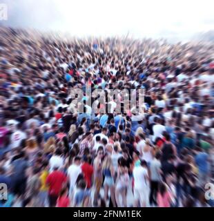 Foule floue à faire la fête dans un festival de musique. Effectuer un zoom avant et l'effet de flou Banque D'Images