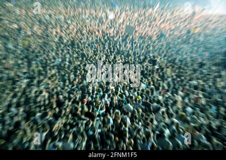 Foule floue à faire la fête dans un festival de musique. En effet Zoom Banque D'Images