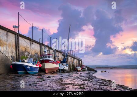 Appledore, North Devon, Angleterre. Mardi 18 mai 2021. Météo Royaume-Uni. Un ciel coloré juste avant le lever du soleil, alors que la marée entrante glisse lentement le long du rivage vers les bateaux de pêche amarrés contre le quai sur l'estuaire de la rivière Torridge à l'aube, dans le village côtier d'Appledore, dans le nord du Devon. Crédit : Terry Mathews/Alay Live News Banque D'Images