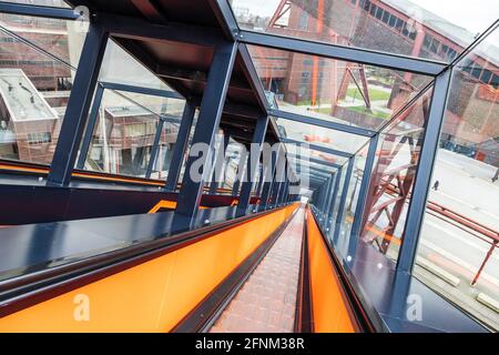 Long escalator à Zeche Zollverein, site classé au patrimoine mondial de l'UNESCO, Essen, région de la Ruhr, Rhénanie-du-Nord-Westphalie, Allemagne, Europe Banque D'Images