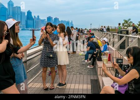 Selfie City à Hong Kong. Tout le monde prend un selfie tandis qu'une toile de fond incroyable vous attend. Banque D'Images