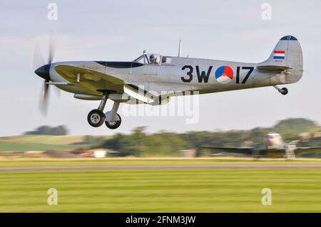 L'avion de chasse Supermarine Spitfire MK732 de la Seconde Guerre mondiale. Spitfire LF Mk IXC MK732 (pH-OUQ). Exploité par le vol historique du Royal Netherlands Banque D'Images