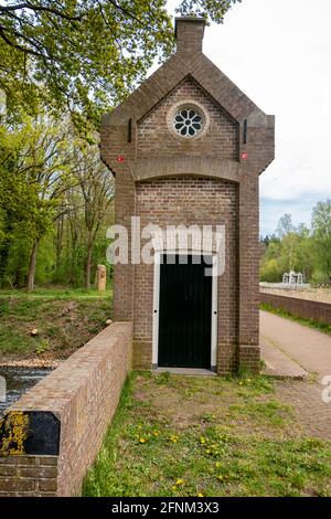 L'ancien rebellier avec le nom 'chuivenhuisje' construit en 1887 sur le canal Almelo-Nordhorn, province d'Overijssel, pays-Bas Banque D'Images