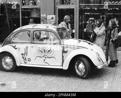 Allemagne, Munich, Schwabing, adolescents avec peinture Volkswagen Beetle, vers 1970, DROITS-SUPPLÉMENTAIRES-AUTORISATION-INFO-NON-DISPONIBLE Banque D'Images