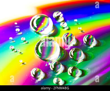 gros plan sur les couleurs arc-en-ciel des gouttes d'eau Banque D'Images