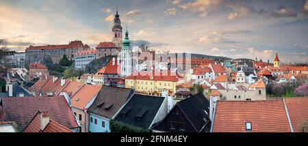 Cesky Krumlov. Image panoramique de Cesky Krumlov, République Tchèque au coucher du soleil de printemps. Banque D'Images