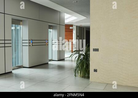 Image d'un couloir moderne avec ascenseur et portes vitrées bâtiment de bureau Banque D'Images