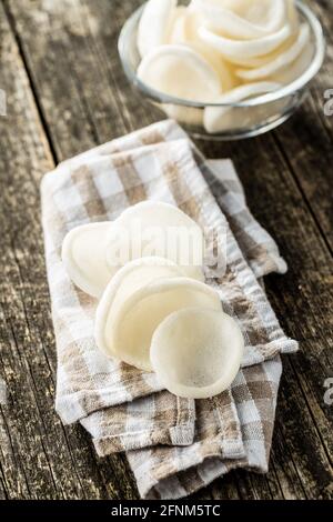 Croustilles en-cas blanches soufflées. Croustilles blanches sur table en bois. Banque D'Images