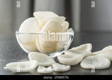 Croustilles en-cas blanches soufflées. Croustilles blanches sur table noire. Banque D'Images