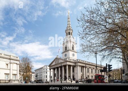 Vue sur Saint-Martin dans l'église de Field depuis Trafalgar Square Banque D'Images