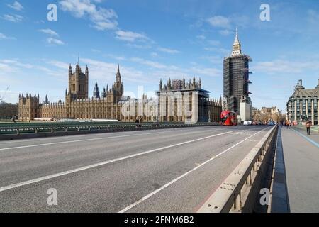 Les chambres du Parlement de l'autre côté du pont de Westminster.QUELQUES piétons portent un masque facial et la circulation est visible à l'extrémité du pont. Banque D'Images