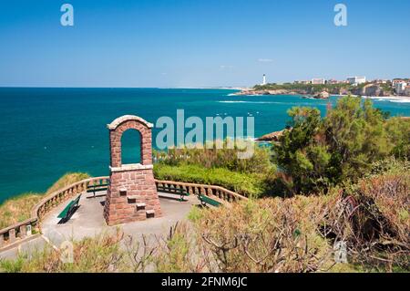 Vue panoramique sur la côte atlantique depuis le point de vue le long de la promenade du front de mer, Biarritz, Pyrénées-Atlantiques (64), Nouvelle-Aquitaine reg Banque D'Images