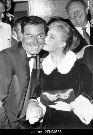 Flynn, Errol, 20.6.1909 - 14.10.1959, acteur américain, demi-longueur, Avec Romy Schneider, Berlin, 1957, INFORMATIONS-DROITS-AUTORISATIONS-SUPPLÉMENTAIRES-NON-DISPONIBLES Banque D'Images