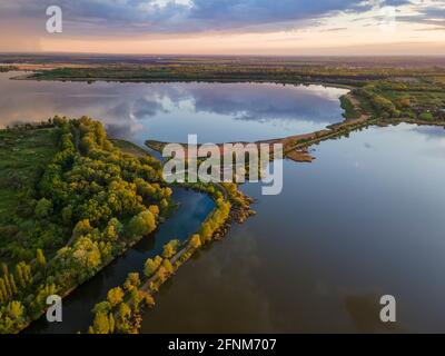 Coucher de soleil sur les lacs. Vue aérienne incroyable. Banque D'Images