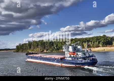 Russie ; oblast d'Astrakhan. Région d'Astrakhan. Le bateau sur la vue panoramique de la Volga. La Volga est la plus grande rivière d'Europe, elle draine plus Banque D'Images