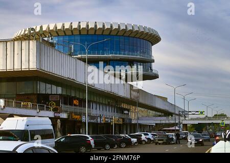 Russie ; Oblast de Volgograd. Vue sur le port moderne des bateaux de croisière sur la Volga dans la ville de Volgograd. C'est l'une des plus grandes villes de la Volga, fout Banque D'Images