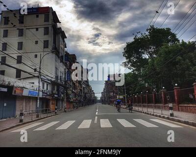 Katmandou, Bagmati, Népal. 18 mai 2021. Les gens font du vélo pendant les ordonnances d'interdiction imposées en raison du nombre croissant d'affaires COVID-19 dans une rue vide à Katmandou, au Népal, le 18 mai 2021. Crédit : Sunil Sharma/ZUMA Wire/Alay Live News Banque D'Images