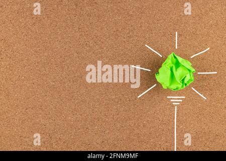 Ampoule en papier vert froissé, responsabilité sociale de l'entreprise (RSE), concept environnemental et commercial respectueux de l'environnement avec espace de copie. Banque D'Images